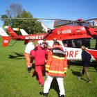 Patient auf dem Weg zum Hubschrauber