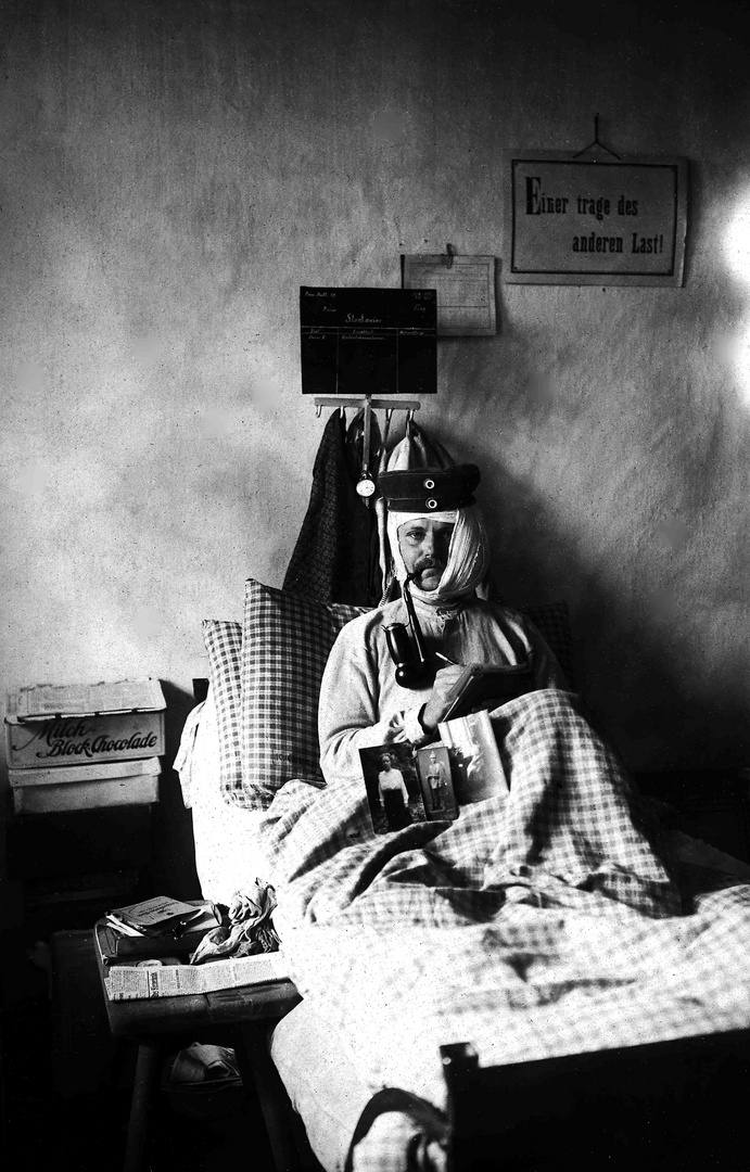 Patient im Krankenbett, Fotoalbum Schwester Amelie