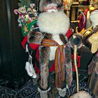 Patins à glace ou bottes en peau de phoque sur raquettes pour le père Noel ?