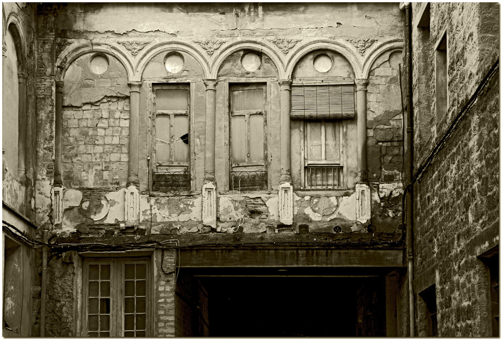 Patio de luces deslucido