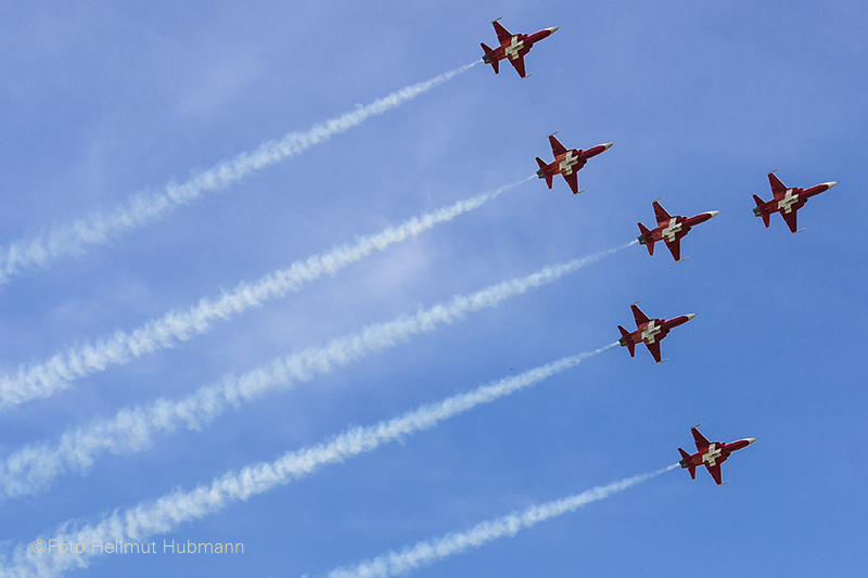 PATROUILLE SUISSE AM BERLINER HIMMEL