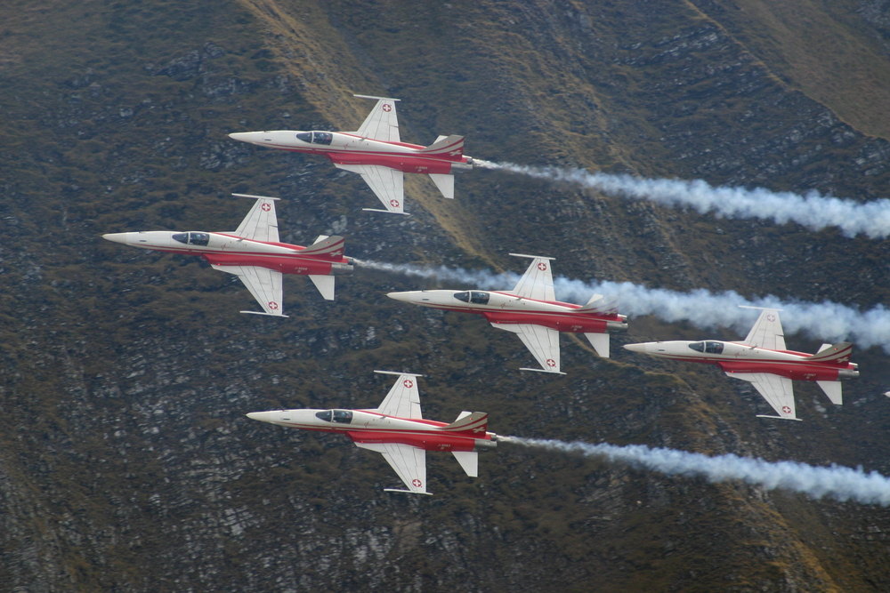 "Patrouille Suisse" am Fliegerschiessen auf der Axalp