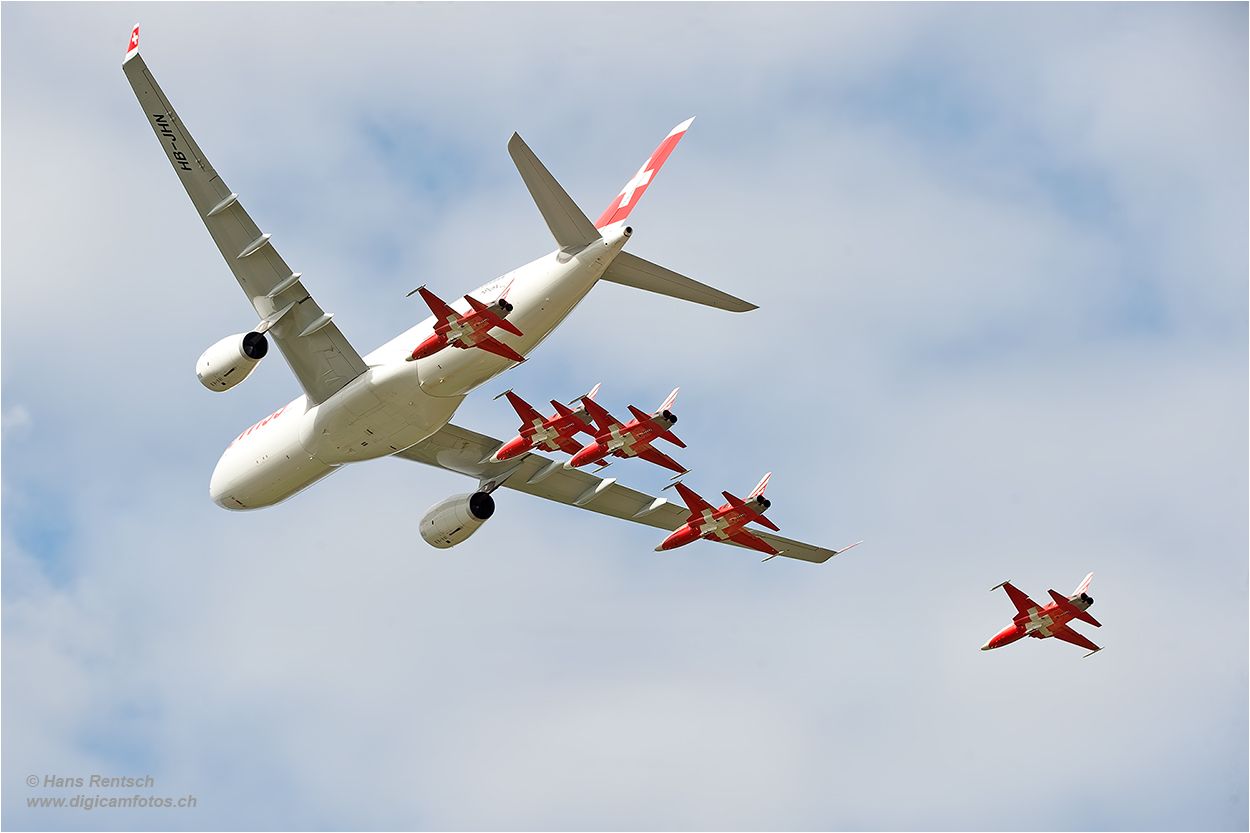 Patrouille Suisse mit einem Airbus A-330