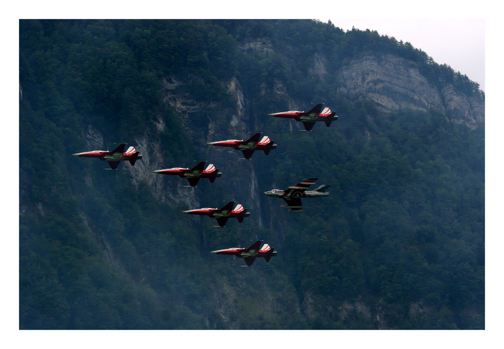 Patrouille Suisse mit Hunter im Schlepptau