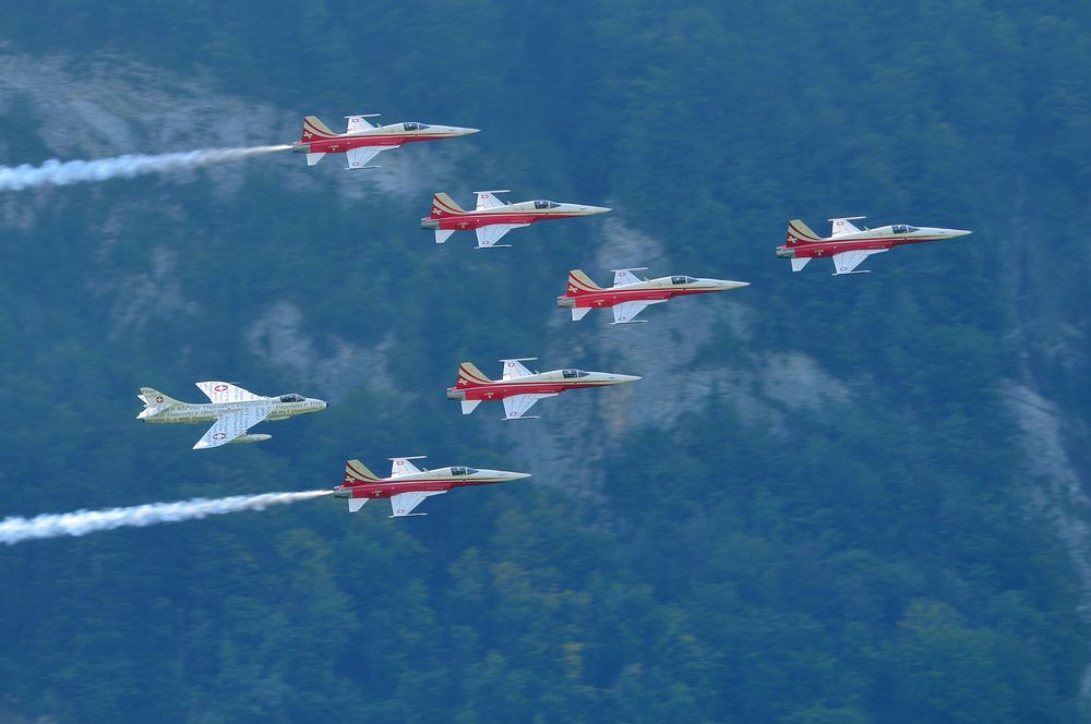 Patrouille Suisse mit Papyrus-Hunter