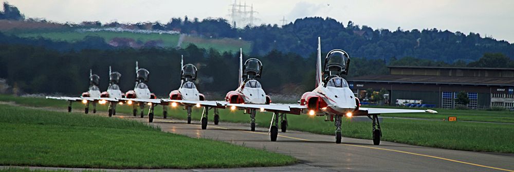 Patrouille Suisse Tiger Rollen zum Start