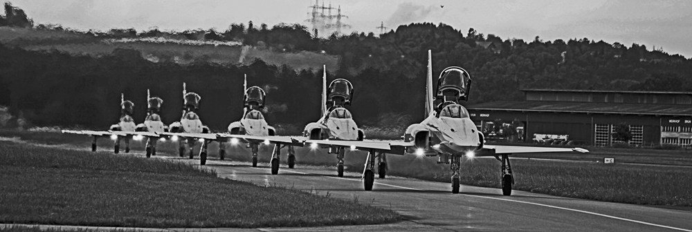 Patrouille Suisse Tiger Rollen zum Start      S / W