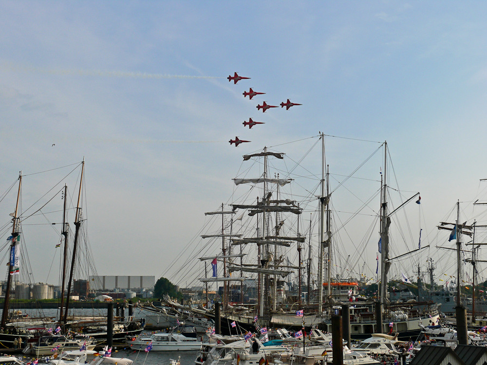 Patrouille Suisse über dem Hamburger Hafen