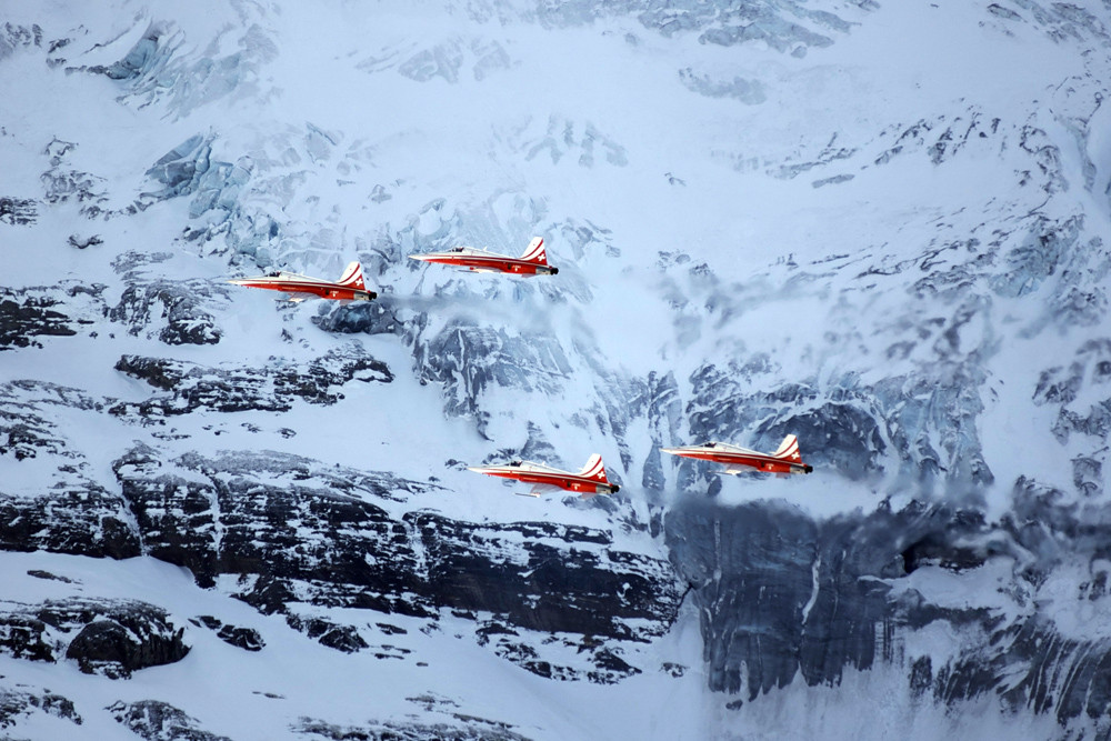 Patrouille Suisse vor dem Mönch