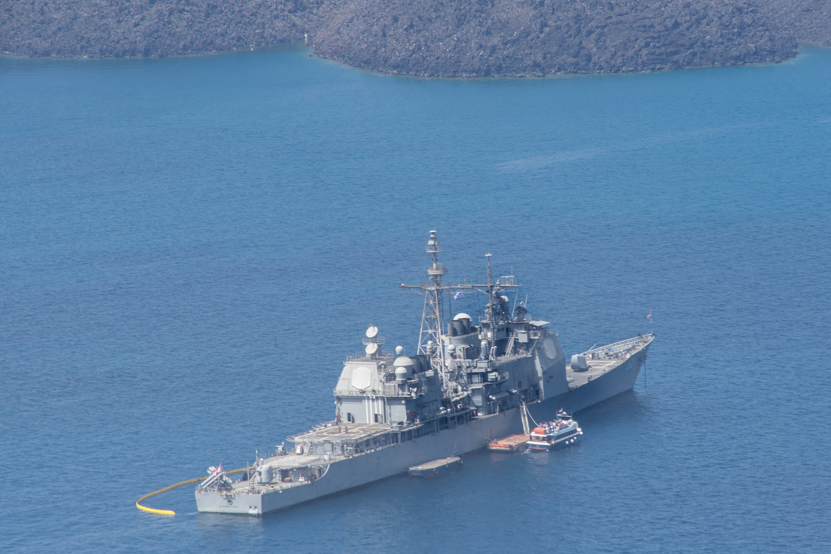 Patrouille vor der Lava-Küste - Santorin/Griechenland