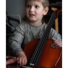 Paul durfte ein richtiges Cello ausprobieren...