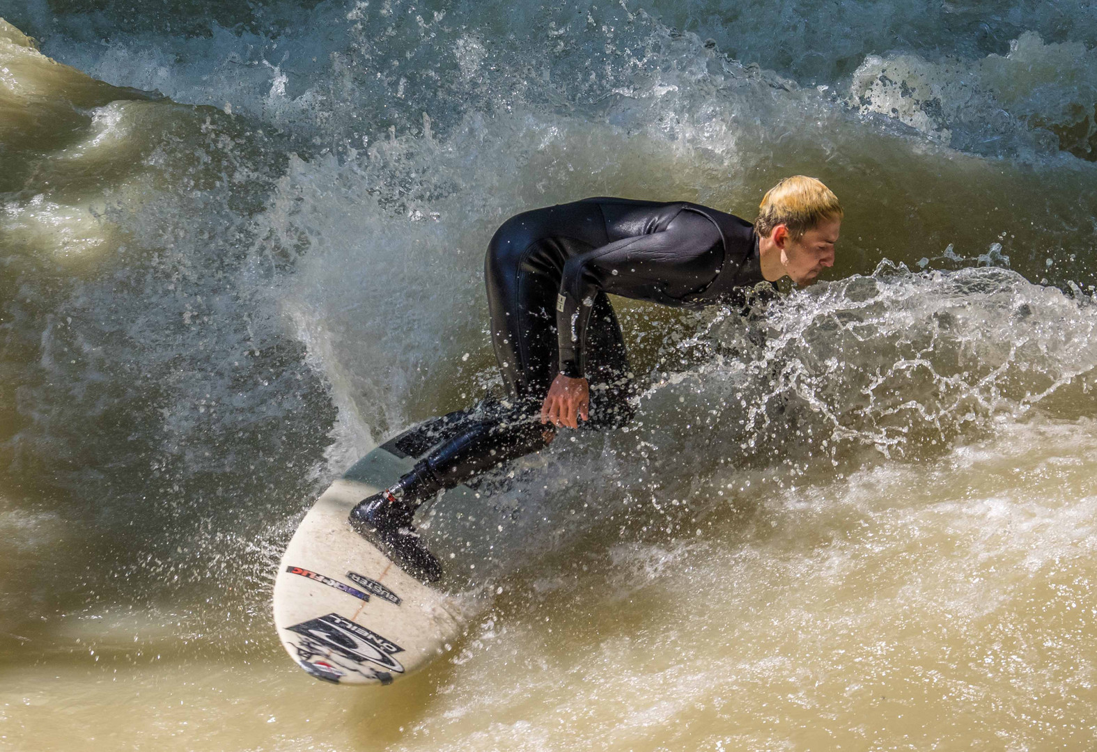 Paul Günther in der Eisbachwelle