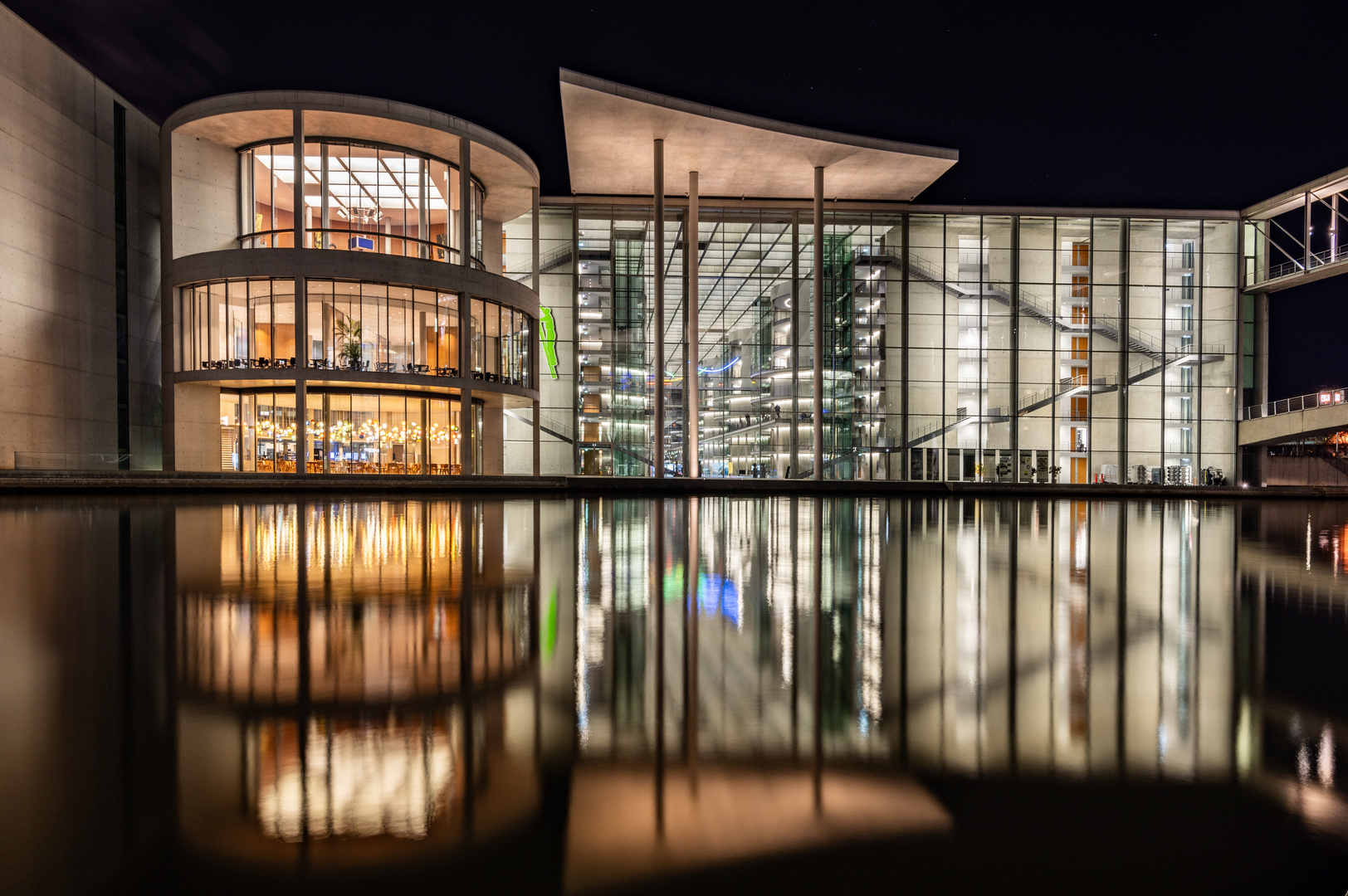 Paul-Löbe-Haus bei Nacht