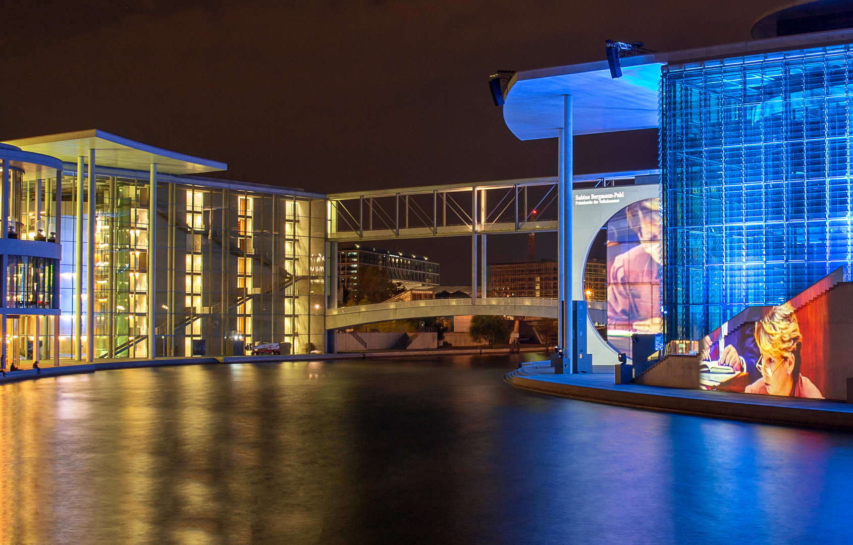 Paul-Löbe-Haus und Marie-Elisabeth-Lüders-Gebäude mit Lichtprojektion 