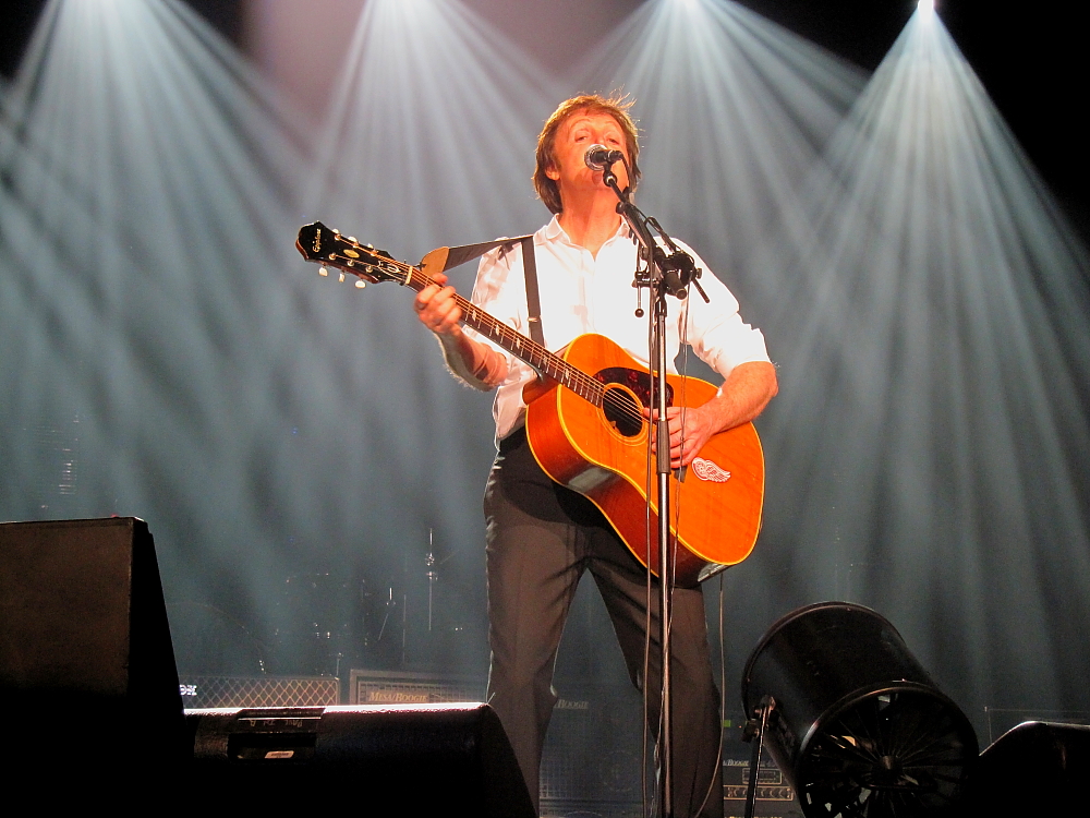 Paul McCartney plays "Yesterday" Berlin Concert 2009