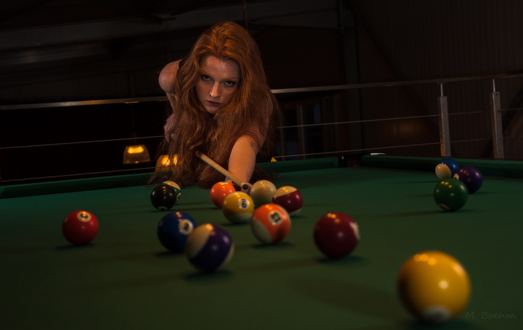 Paula spielt Billard