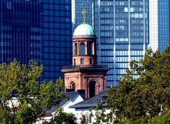 ...Paulskirche im Schatten der Türme...