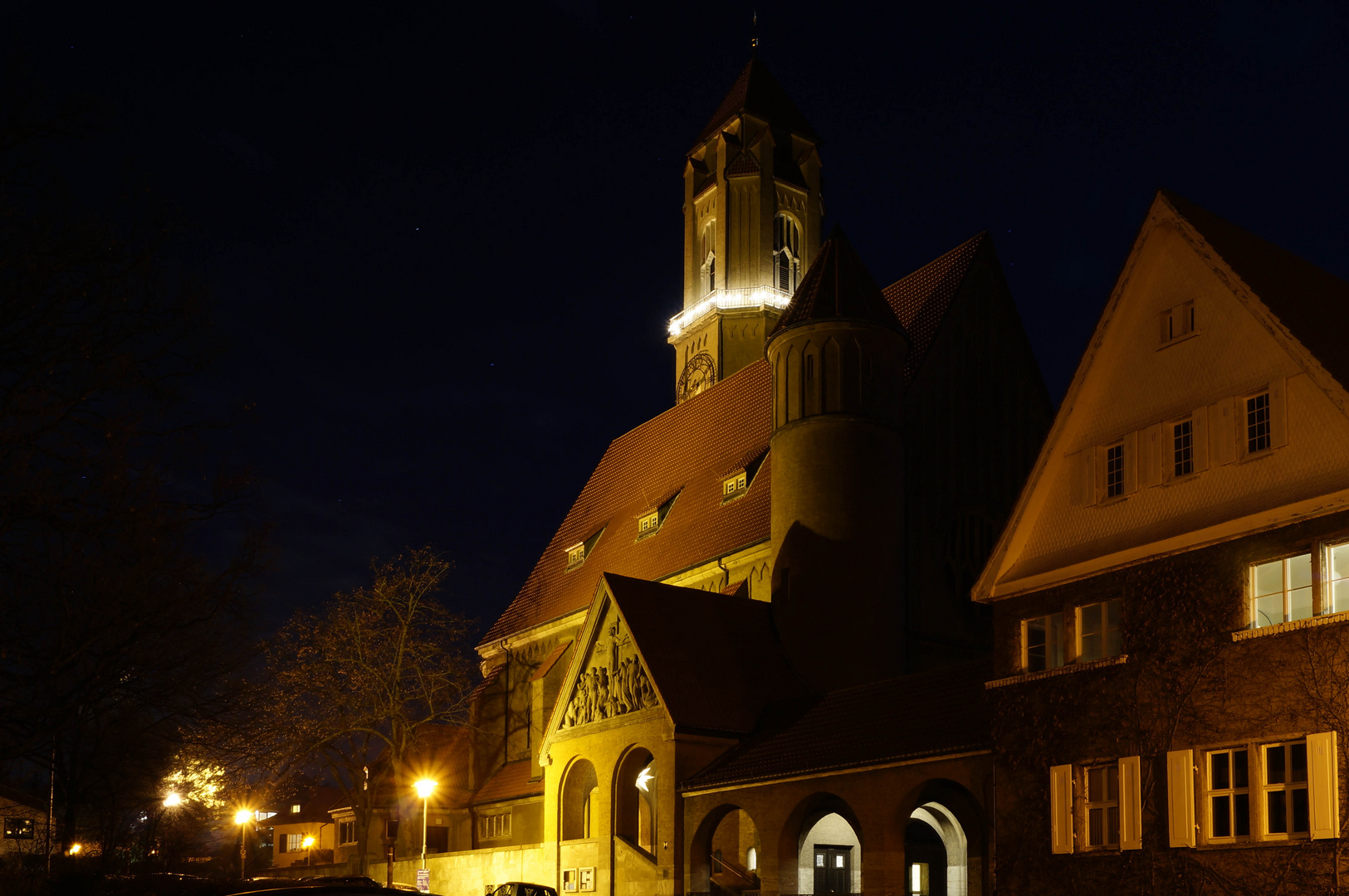 Pauluskirche mit Pfarrhaus