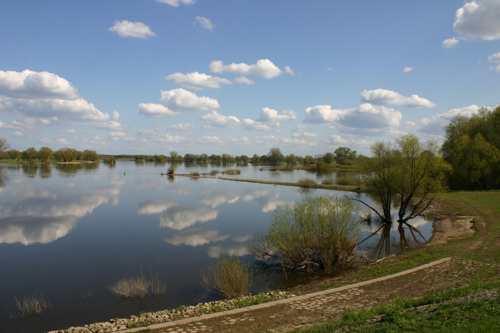 # PAUSE AM FLUSS #