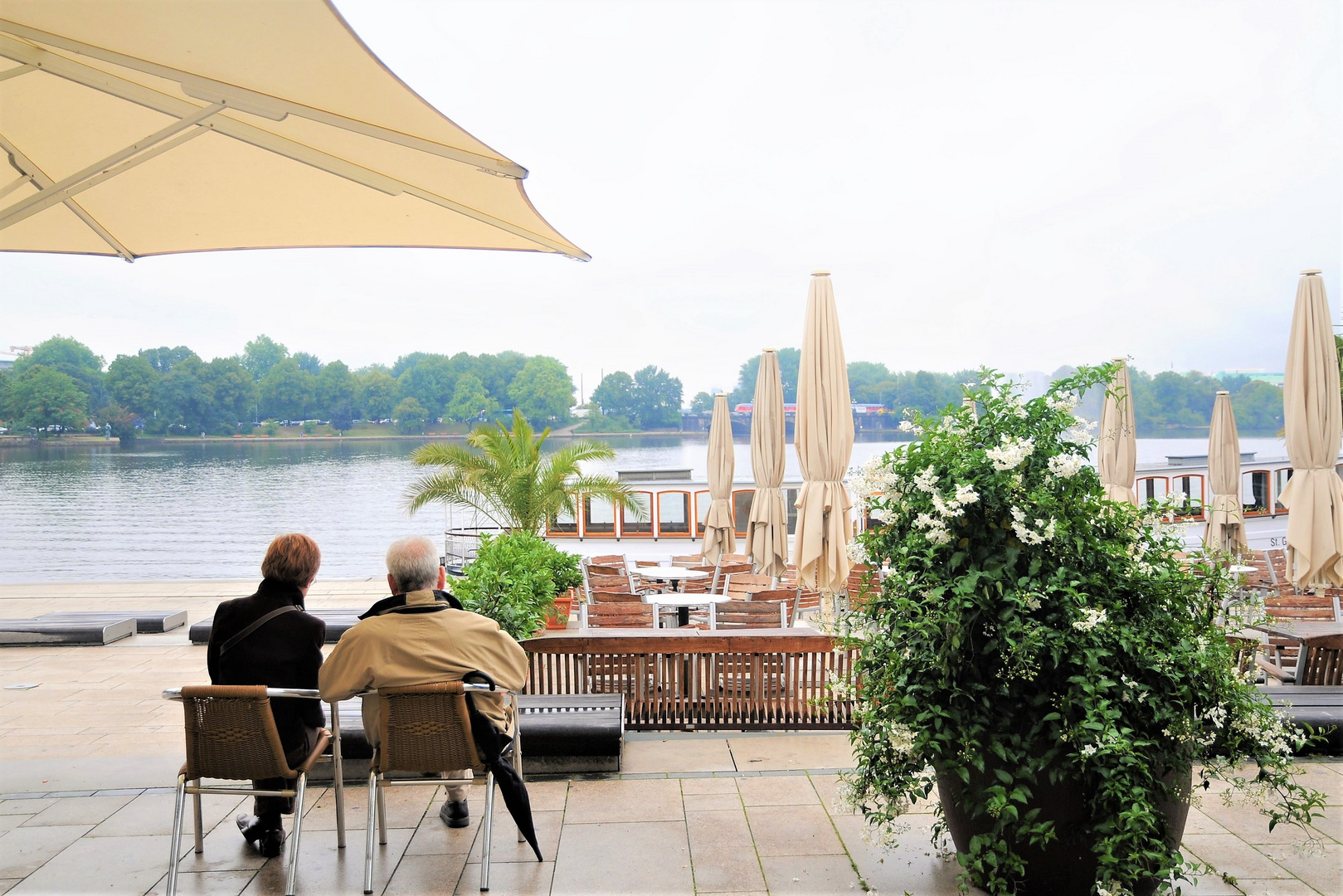 Pause an der Alster - Regensommer Hamburg