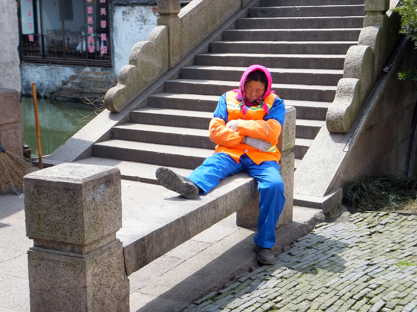 Pause bei der Straßenreinigung - Zhouzhuang, China