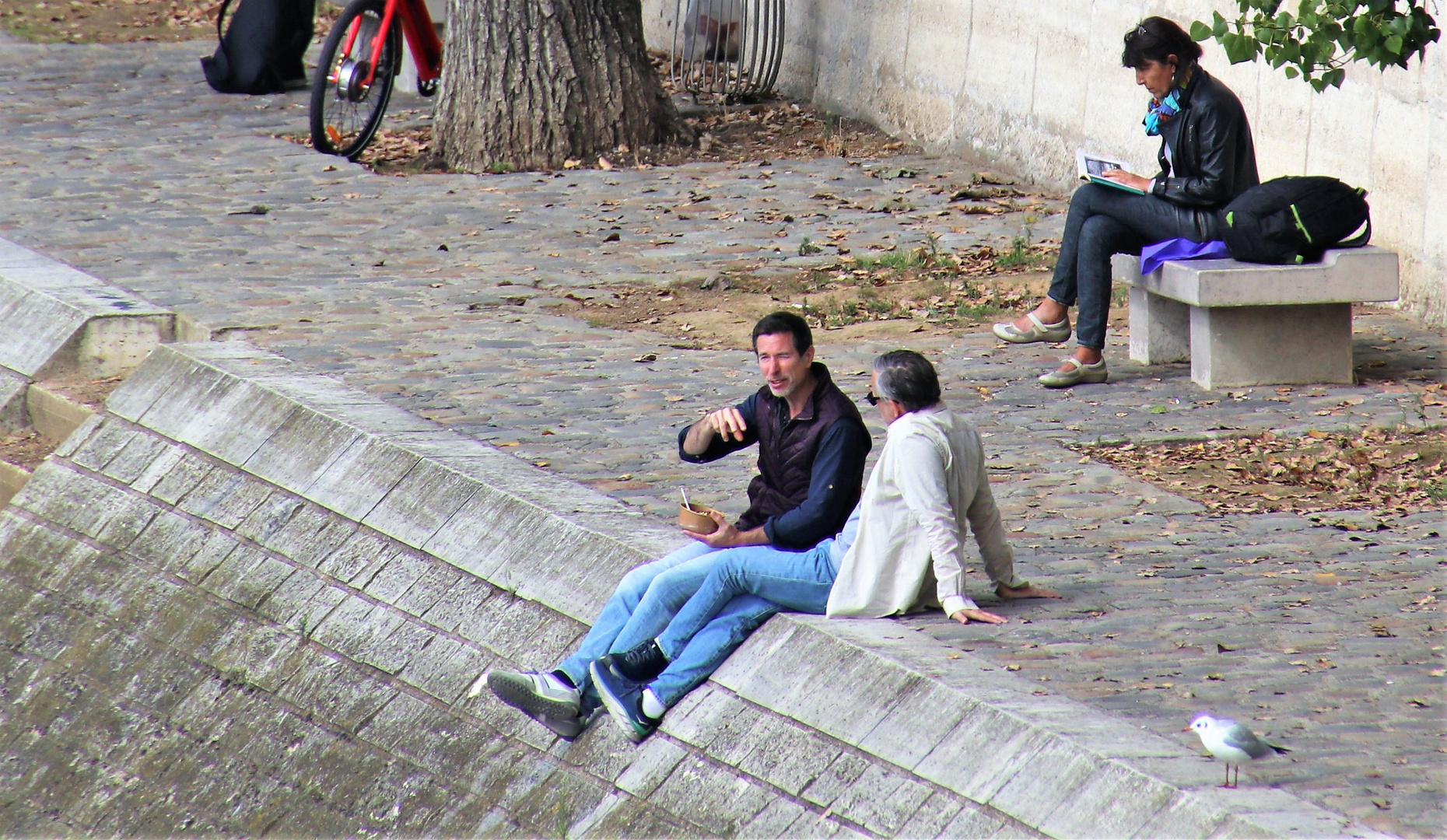 Pause déjeuner au bord de la Seine (full shot)