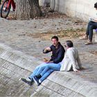 Pause déjeuner au bord de la Seine (full shot)