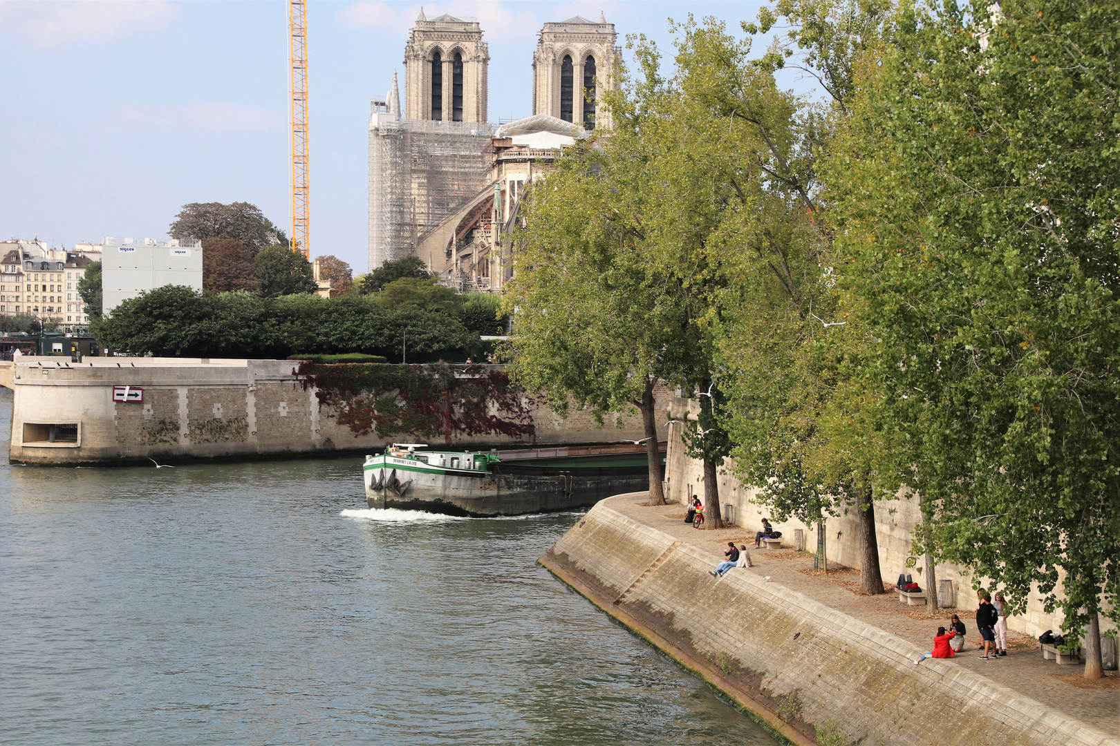 Pause déjeuner au bord de la Seine (wide shot)