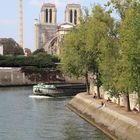 Pause déjeuner au bord de la Seine (wide shot)