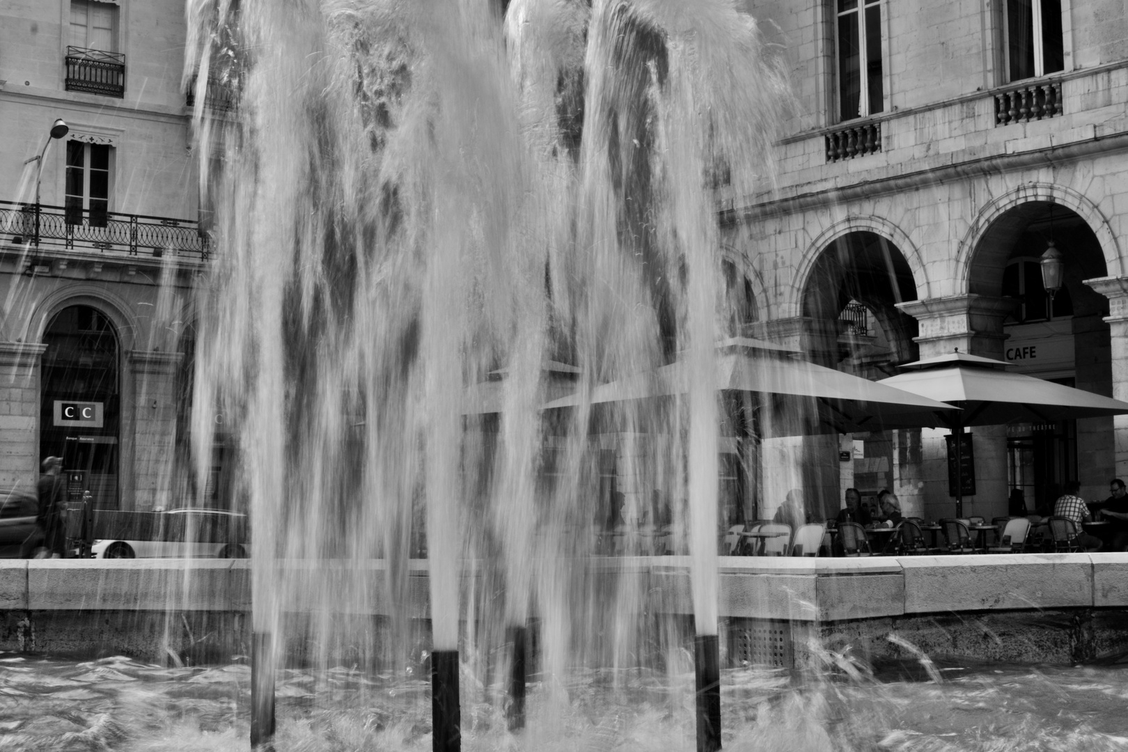 Pause im Bistrot - Brunnen in Bayonne