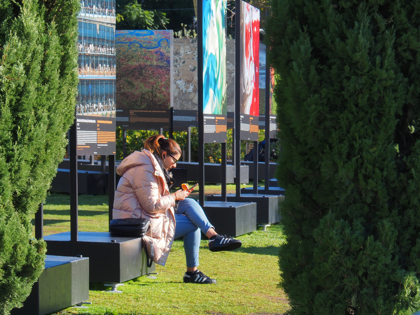 Pause smartphone pendant la visite de l’exposition Yann Arthus-Bertrand