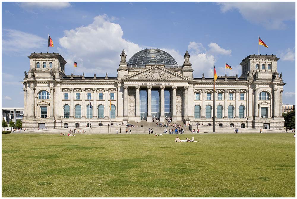 Pause vor dem Reichstagsgebäude