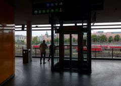 Pausierend das Kommen und Gehen sehen