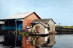 pauvre habitat sur le lac tonle sap