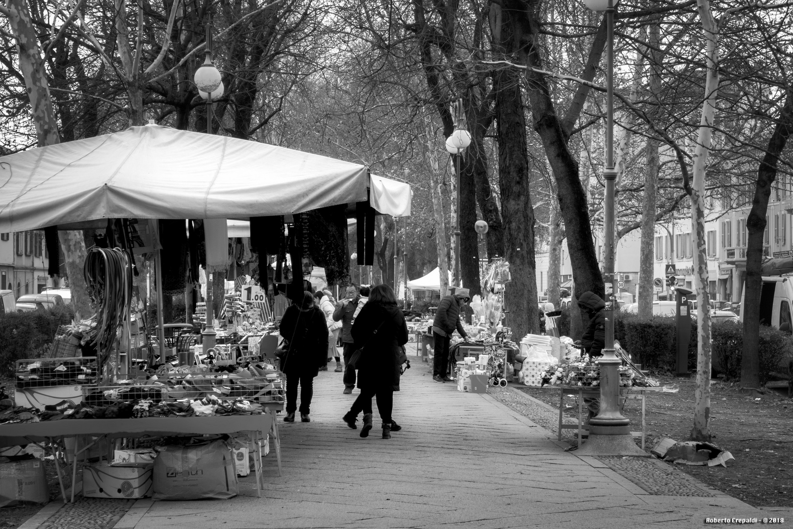 Pavia, viale Giacomo Matteotti, mercatino