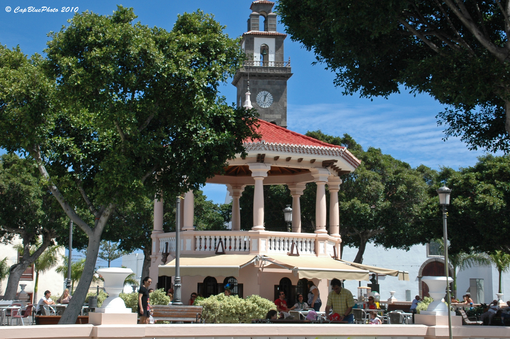 Pavillion mit Kirche in Buenavista del Norte