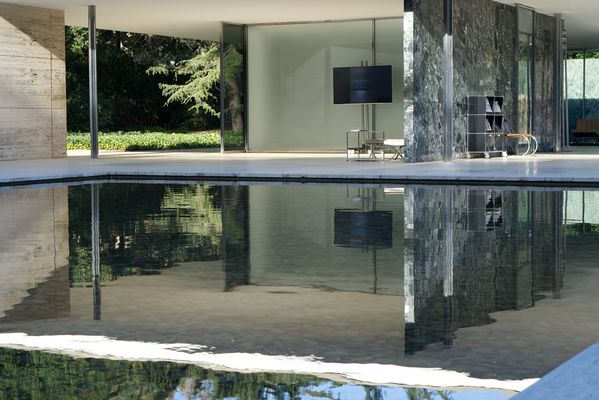 Pavillion von Mies van de Rohe im Spiegel