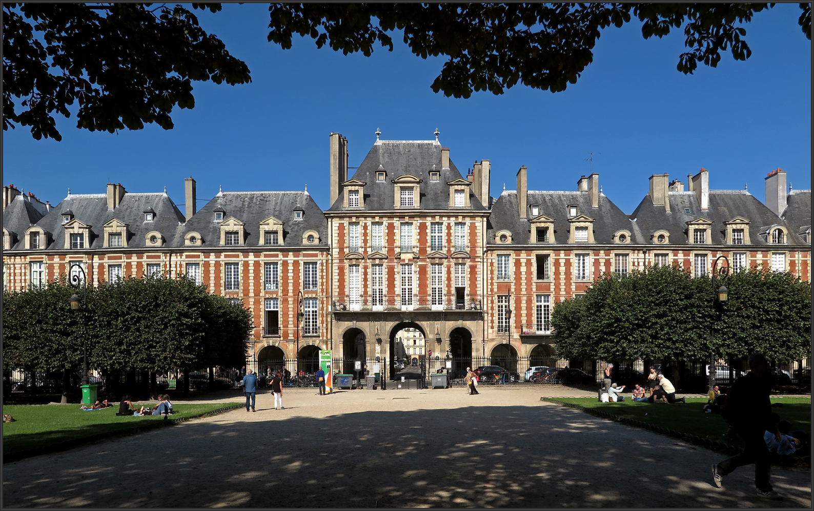 Pavillon de la Reine - Place des Vosges - Paris