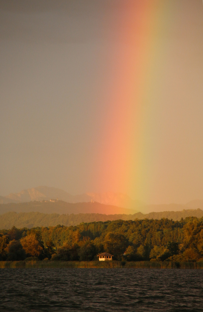 Pavillon entsendet Regenbogen am Ammersee