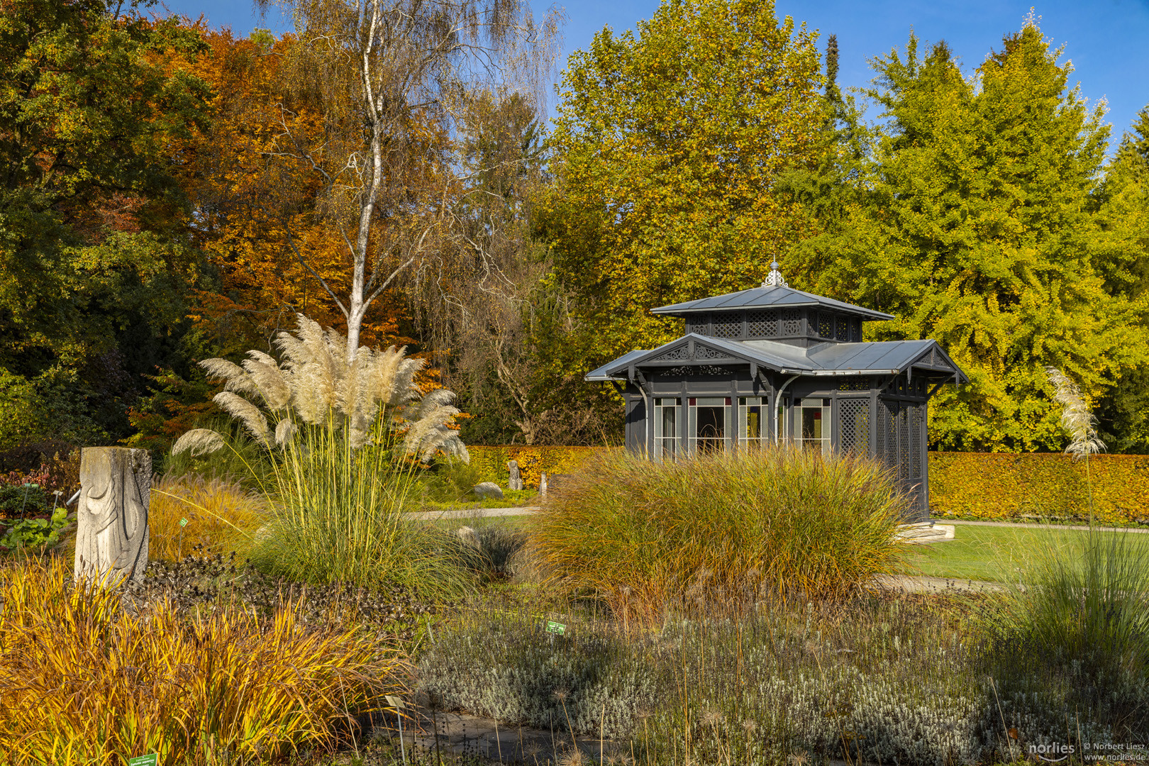 Pavillon im Herbst