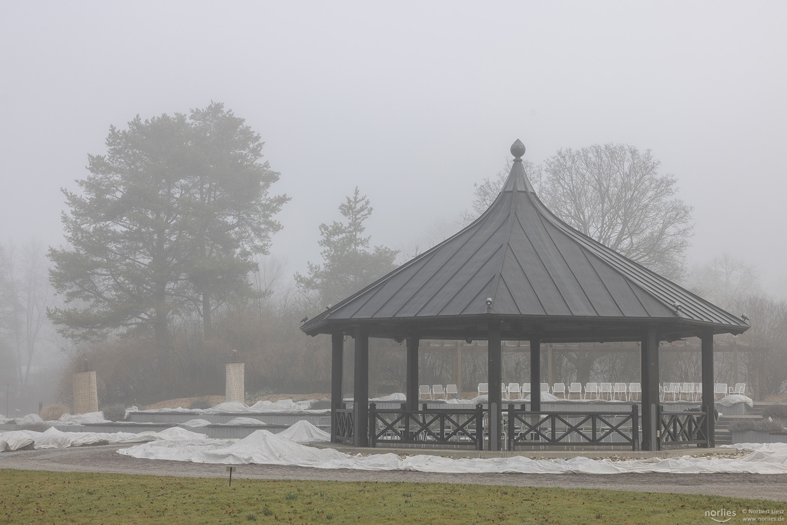 Pavillon im Nebel