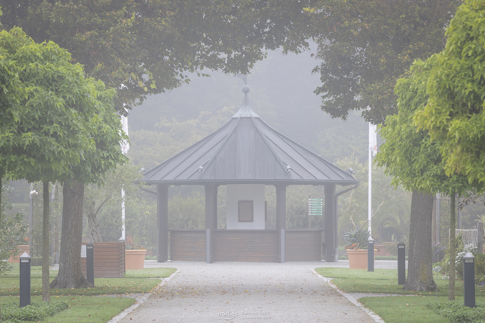 Pavillon im Nebel