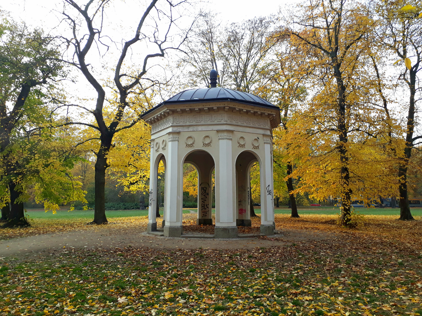 Pavillon im Park