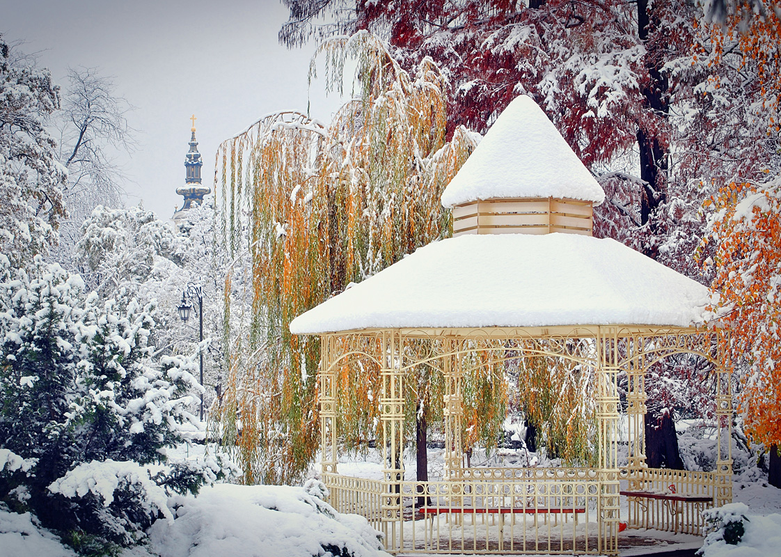 Pavillon im Park unter Schnee