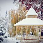 Pavillon im Park unter Schnee