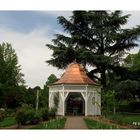 Pavillon im Rosengarten..