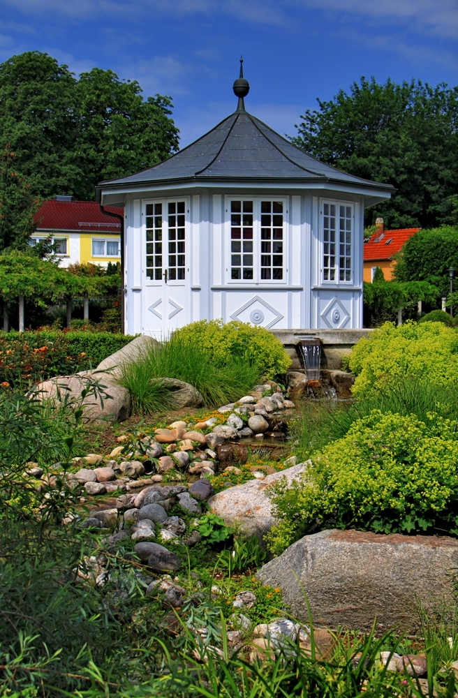 Pavillon im Rosengarten