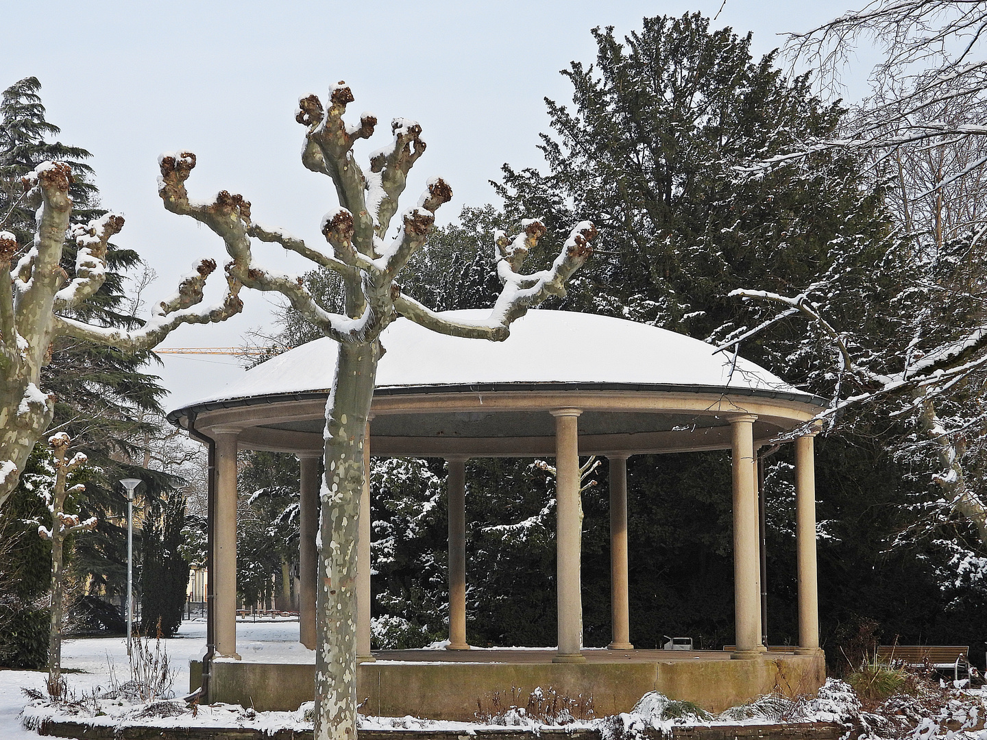 Pavillon im Verna-Park mit weißer Mütze