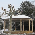 Pavillon im Verna-Park mit weißer Mütze