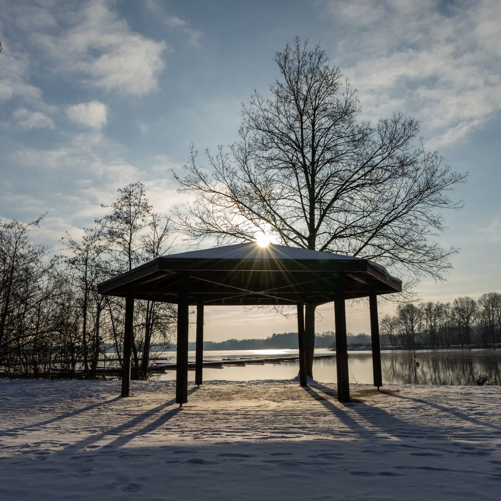Pavillon im Winter am See Foto & Bild outdoor, wasser, bäume Bilder
